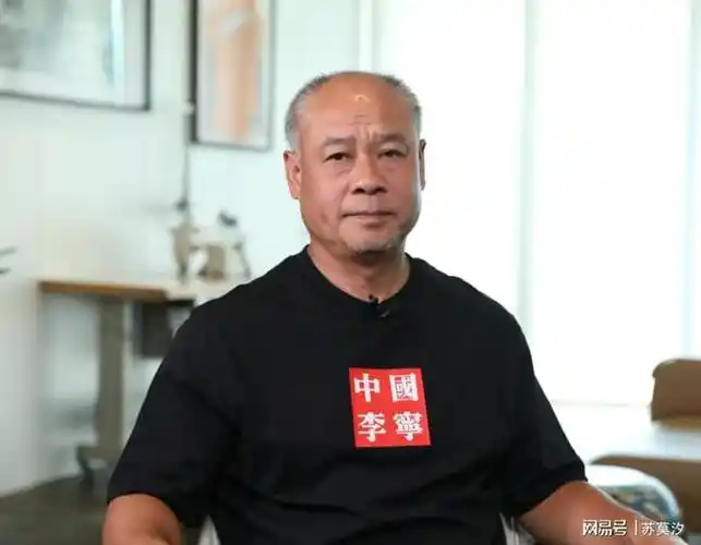 李宁与儿子女儿合照22岁儿子帅气身高超李宁女儿美丽可爱