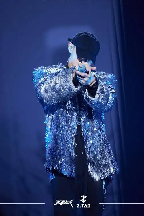 热力舞台等待你们加入「海浪特享表情包已上线哦 一起来比心」#黄子韬