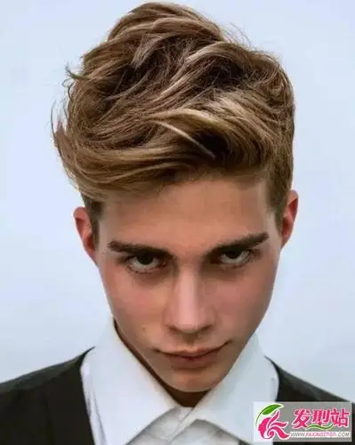 经典大背头发型现在的大背头发型,不仅注重造型的打理,还注重塑造发型