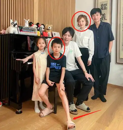 孙俪儿女正脸罕曝光!儿子五官跟妈一模一样,穿短裤双腿十分细长