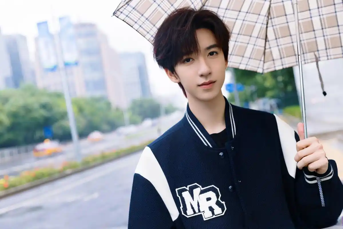 来自贺峻霖的定时留言:新图肯定是没有的,帅照倒是还有一些,别太想哥!