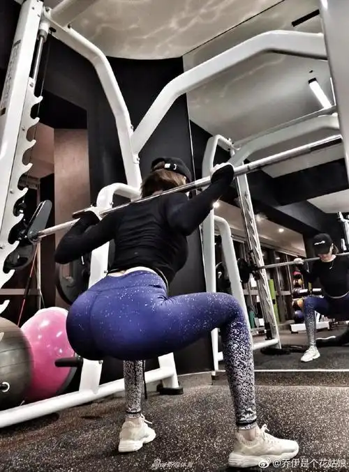 健身美女练出火辣曲线 发朋友圈不用p图