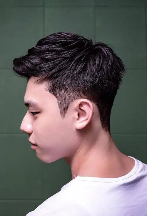 向一侧斜梳出的头发,英俊帅酷的男生短发,直接把两侧的头发剃掉,无限