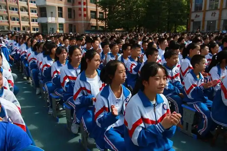 和遏制青少年违法犯罪,构建和谐稳定的校园环境,开阳县公安局党委委员