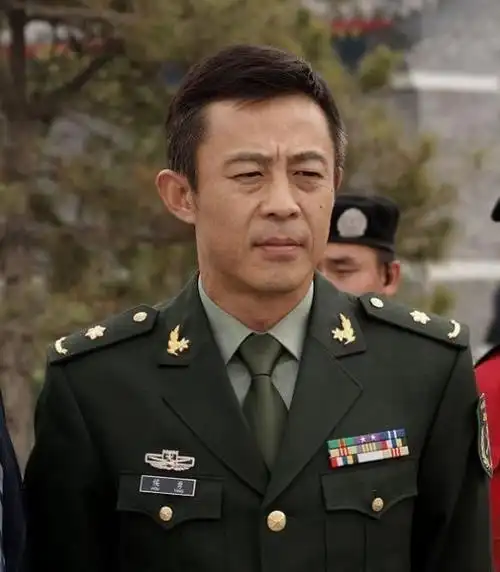 演员侯勇:一婚娶70后,二婚娶80后,三婚50岁竟娶了90后