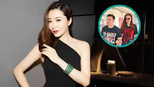 熊黛林和郭可颂甜蜜挽手逛街,给女儿买玩具,身材已经恢复九成