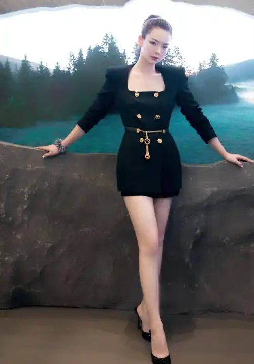 原创戚薇真敢玩穿齐臀西装裙秀漫画腿坐下差点露臀可太尴尬了