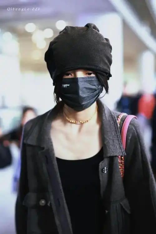 张子枫结束时装周行程返回北京机场路透