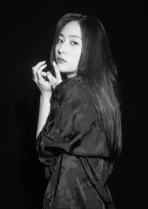 > 郑秀晶黑白简约气质写真图片(10/10)