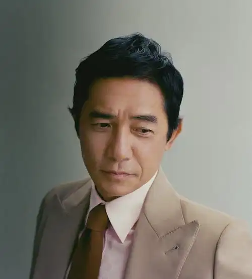 59岁梁朝伟有了沧桑感,穿西装稳重有型,爷爷的年龄叔叔的气质