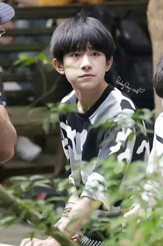 易烊千玺游泳嘟嘴