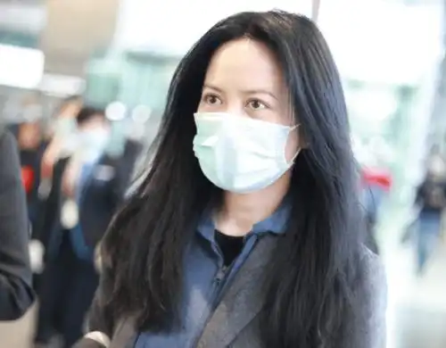 俞飞鸿真是一点不见老50岁素颜长发优雅气质穿灰色大衣太美