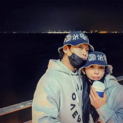 金世美的男朋友也同样热爱健身;并且在金世美的指导下,男友身材也越变