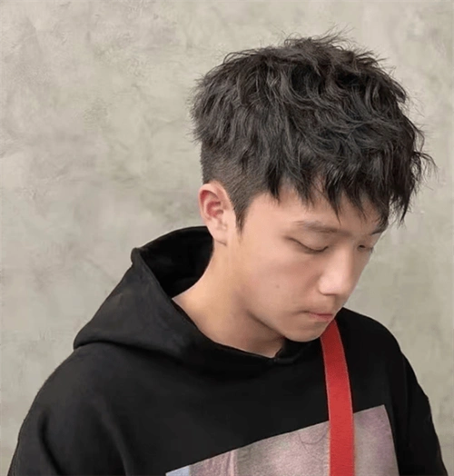 少年感十足烫发发型,帅气清爽,蓬松立体有型_摩根_束状_纹理