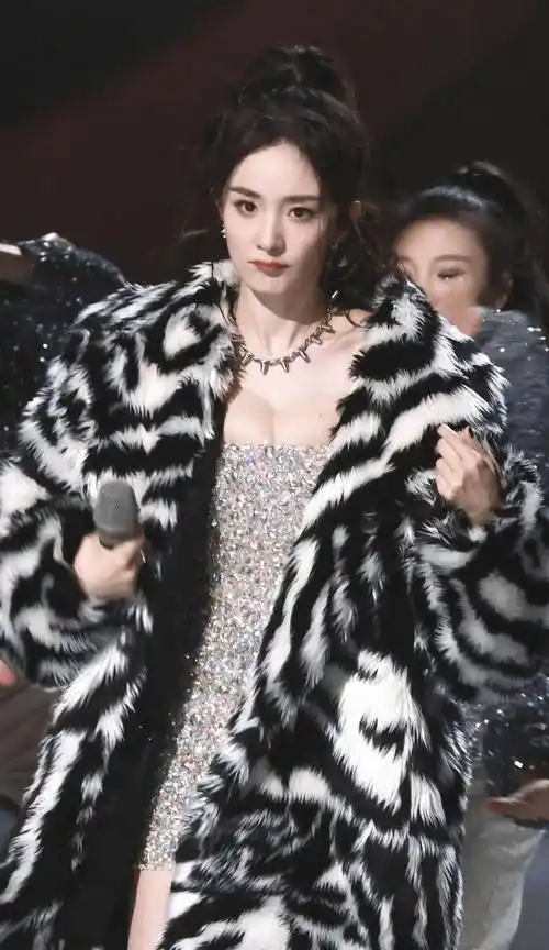 杨幂跨年晚会后台照首次亮相,皮大衣下的身材好真实_照片_造型_少女