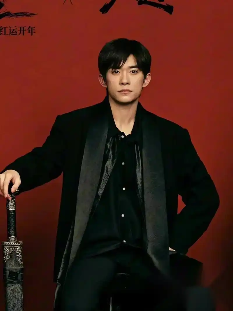 易烊千玺历经了以前的不被重视,但他没有因此落寞,至今他们组合 - 抖