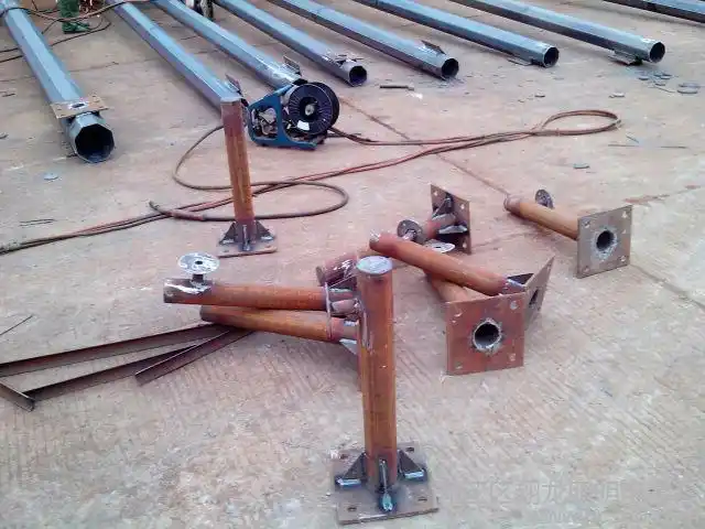 3,每一根金属立杆都必须接地,其接地电阻小于4欧;各立杆基础具体