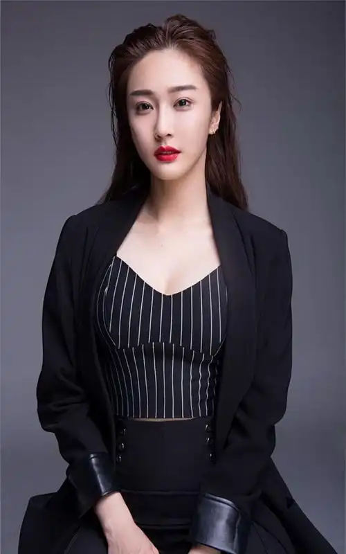 歌手陈冰曼妙长腿酥胸时尚写真iphone壁纸