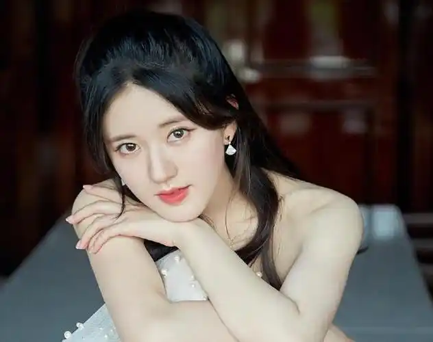 电视剧古装喜剧剧照_赵露思再度霸屏,同年身穿摩登三件套出战,联名