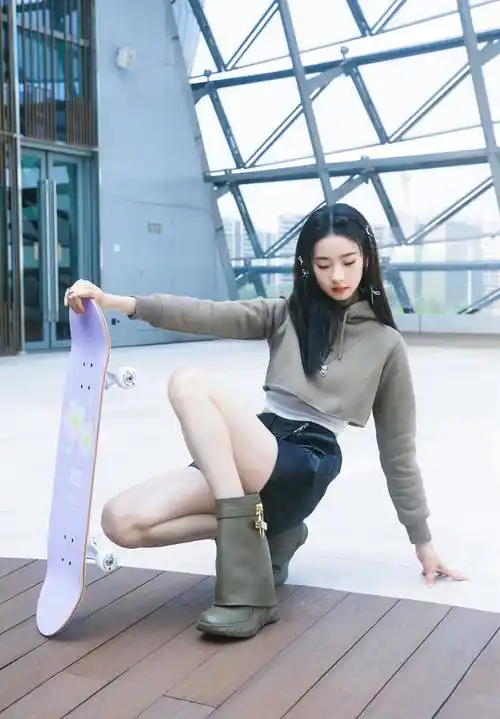 张艺凡的身材比例很好,一双大长腿又细又直,真的是让人羡慕不已.