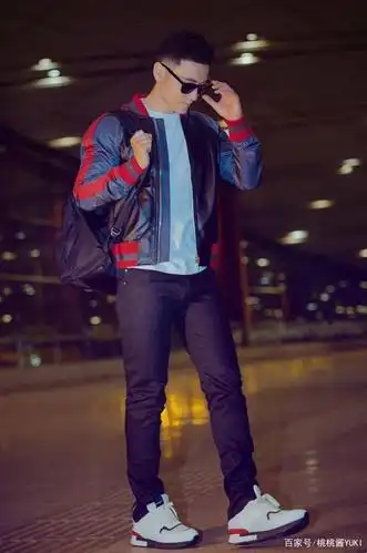 42岁黄晓明现身机场,减肥成功身材有型,衣品开挂帅到认不出来