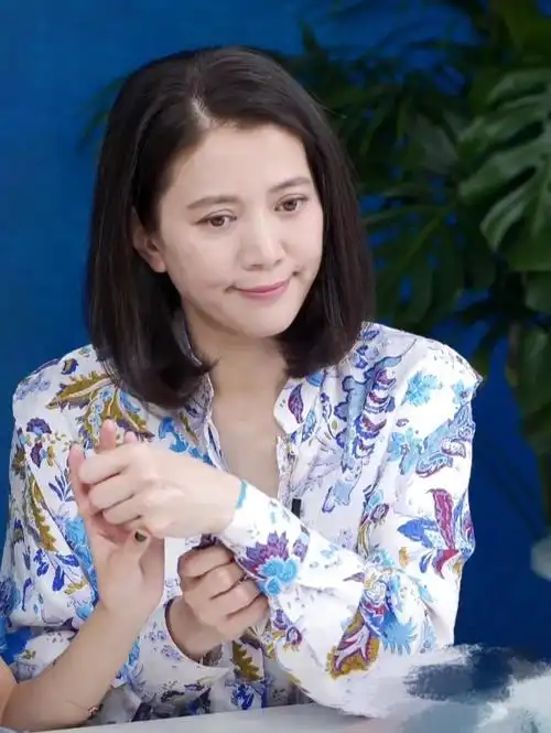 袁咏仪原生态自然衰老脖子颈纹很干瘪但50岁化妆还这么漂亮