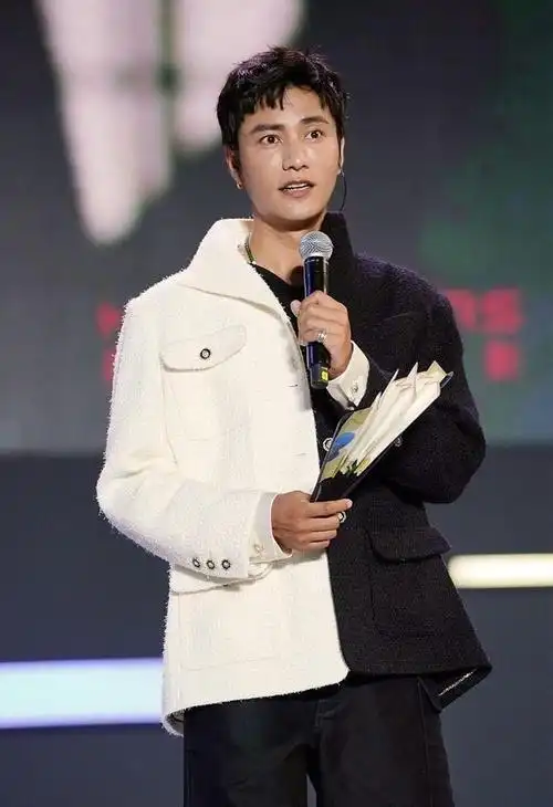 像陈坤这样的男明星越来越少了肤色黝黑也很帅气越来越迷人