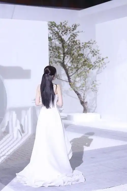 白鹿白色吊带裙造型 白鹿白色斜肩曳地长裙仙气飘飘(6)