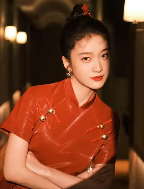 1/ 9 搜狐娱乐讯 近日,张雪迎工作室发布一组照片,照片中的张雪迎身穿