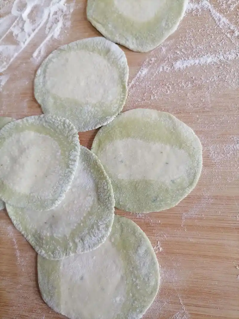 学着做#手工包饺子 #自己动手丰衣足食  - 抖音