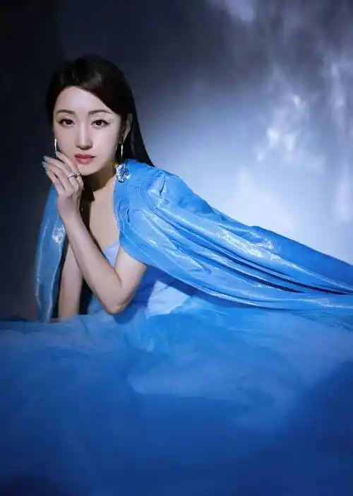 50岁杨钰莹庆生少女感满满!