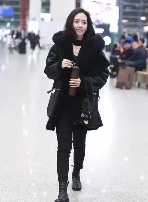 女神胖了?郭碧婷未修图曝光,穿黑色大衣配紧身牛仔裤,双腿壮实