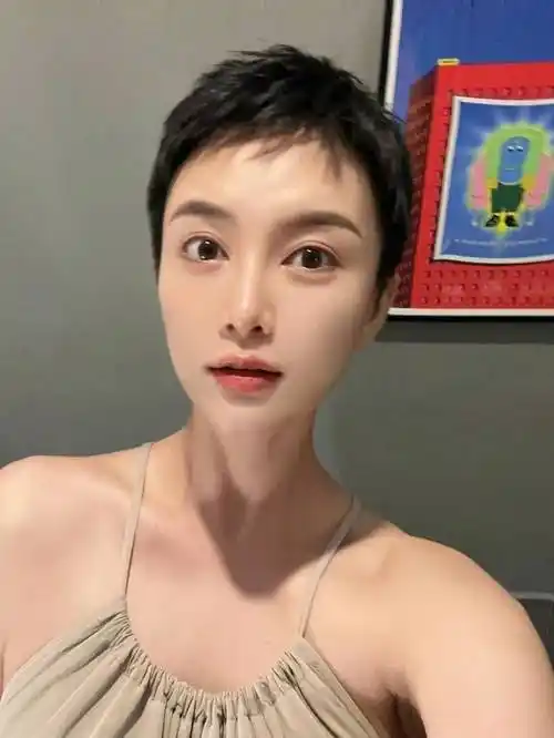 露耳超短发时尚还帅气爱个性的美女一定要试试