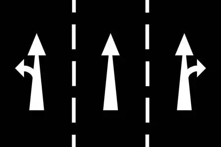 黑色背景高速公路出口的白色箭头和线条带有过去和未来文字的交通箭头