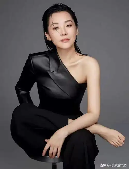 许晴真敢穿!都52岁了还穿红色紧身裙,傲人身材展露无遗