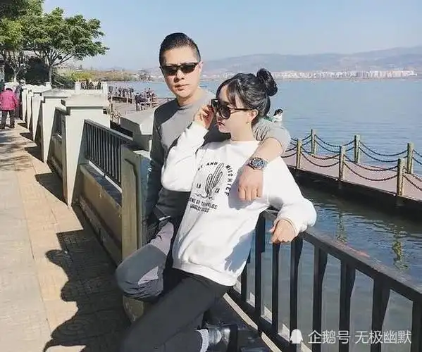 再看这张,照片中两人都带着太阳镜,站在桥上,也不能怪别人多想吧!