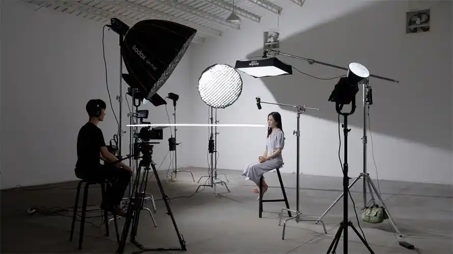 2分钟学会阳光感采访布光-摄像方案-godox神牛 - 官方网站