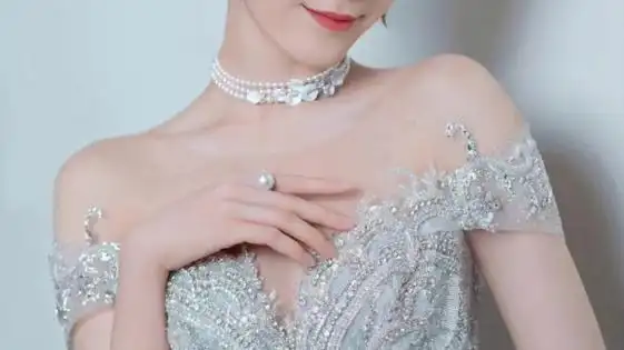 迪丽热巴真的把珍珠年轻化了,之前还一直觉得是妈妈辈戴的