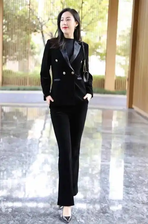 除了商务和工作的需要,单单就女性穿职业装来说,绝对有一种无名的魅力