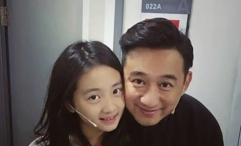 黄多多美国留学照曝光,衣着火辣大秀身材,疑与男生穿情侣装_女儿_照片