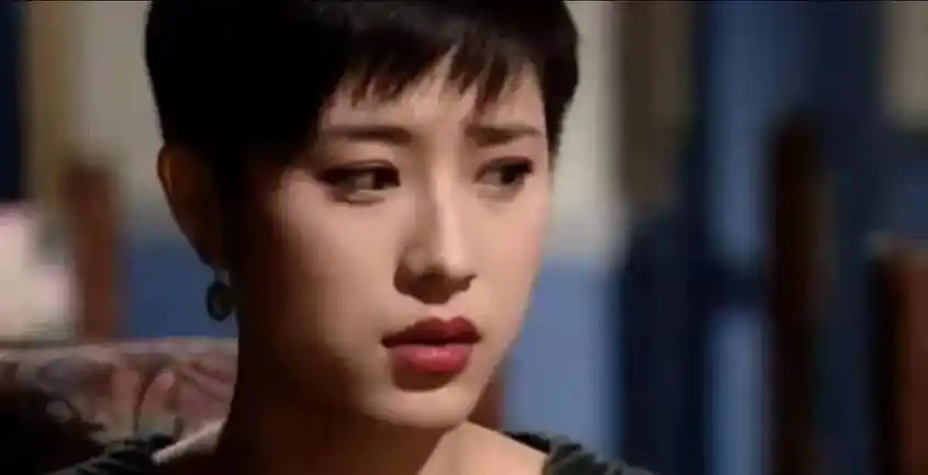 更让人心碎的是,陈法蓉在感情空窗期遇到了所谓的"富商"朱明.