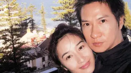 54岁关咏荷素颜带女儿逛街,一头枯黄短发尽显老态