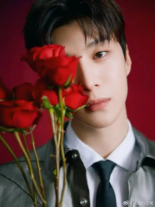 范丞丞拿了九朵红玫瑰##范丞丞玫瑰少年