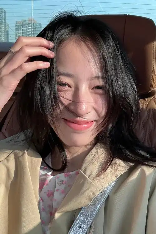 阳光下的周雨彤自拍##周雨彤比耶素颜自拍