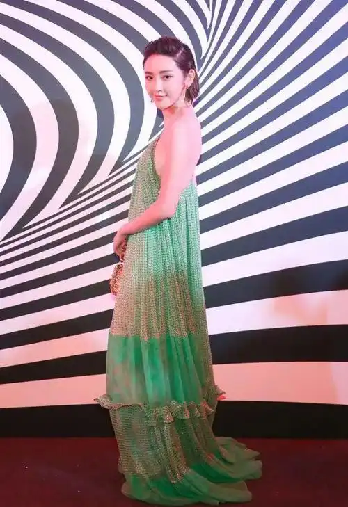 唐艺昕豁出去了真空就敢穿渔网裙全身只靠细带勒真怕兜不住