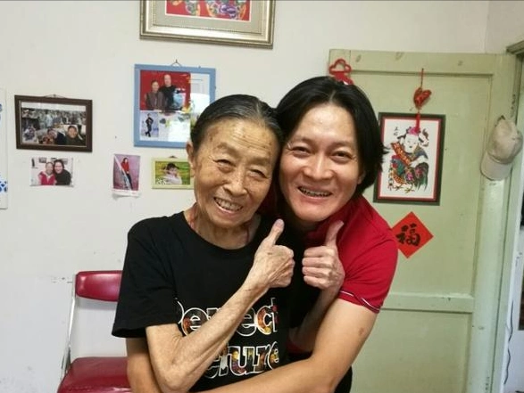 原创56岁入行大器晚成德艺双馨的丑娘张少华却在生前饱受争议