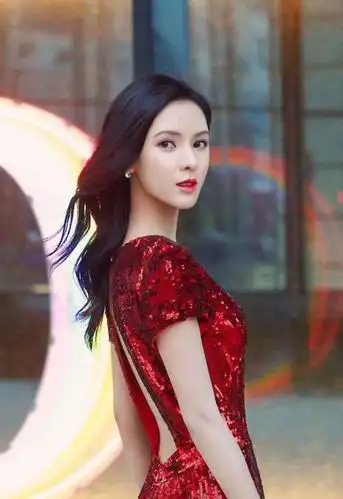 瑞丽封面冠军张予曦