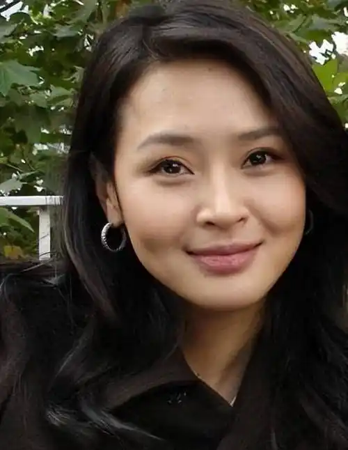 "小关悦"于明加:老公是圈外人,婚后育有两女,40岁身材火辣_气质_女孩