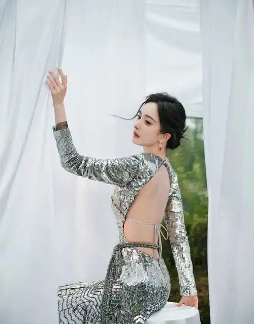 杨幂穿上飘逸银色长裙,瞬间变身仙女!美丽达到新高度