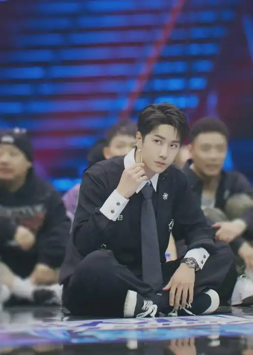 王一博这就是街舞造型图 黑色马甲造型,好帅!__财经头条